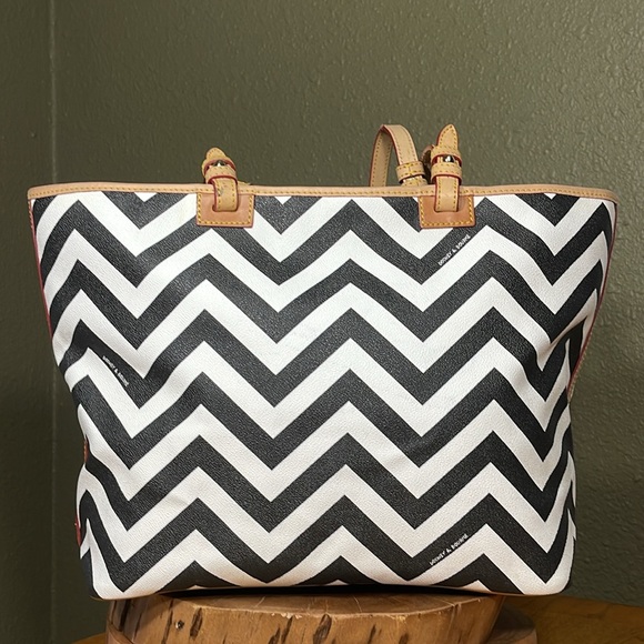 DOONEY & BOURKE CHEVRON LARGE SHOPPER TOTE - Picture 2 of 16